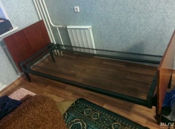 Кровать с панцирной сеткой и деревянными спинками