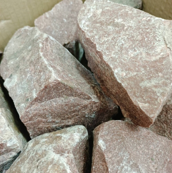 Камень малиновый кварцит