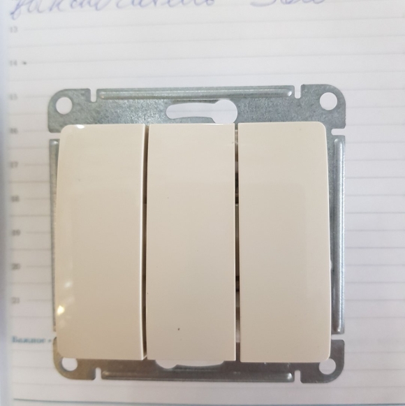 Трехклавишный выключатель Schneider Electric