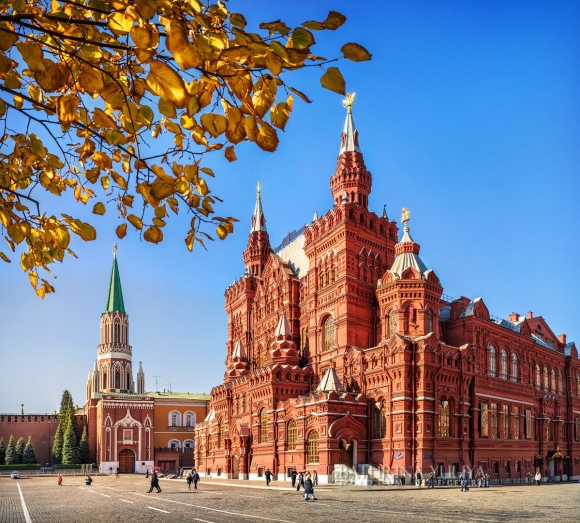 Памятник перед Никольной башней