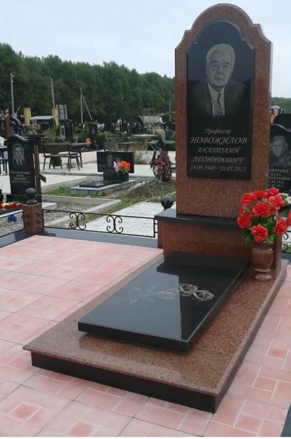 Гранитный памятник красный гранит черная Стелла