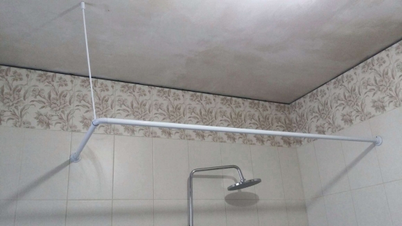 Угловая штанга для шторы в ванную