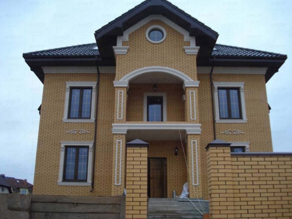 Фасады домов из желтого кирпича