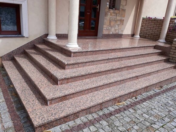 Желтау красный гранит