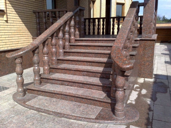 Ступени из Капустинского гранита