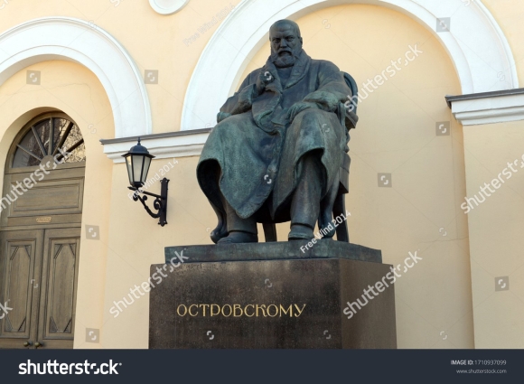 Памятник Островскому у малого театра в Москве