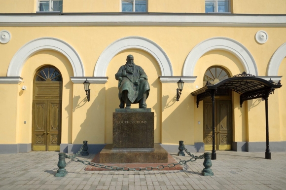 Малый театр в Москве памятник Островскому