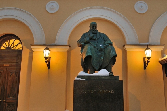 Памятник Островскому у малого театра в Москве