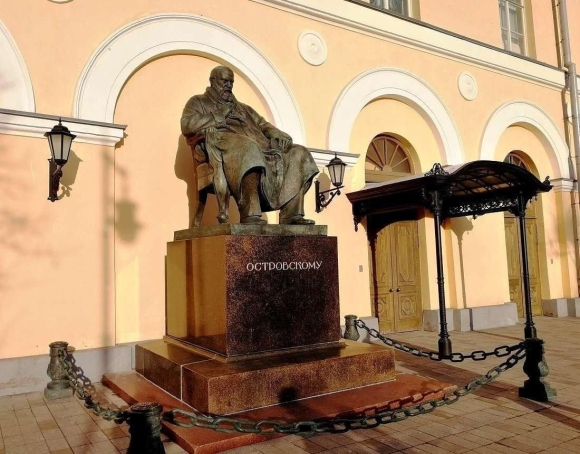 Памятник Островскому у малого театра в Москве