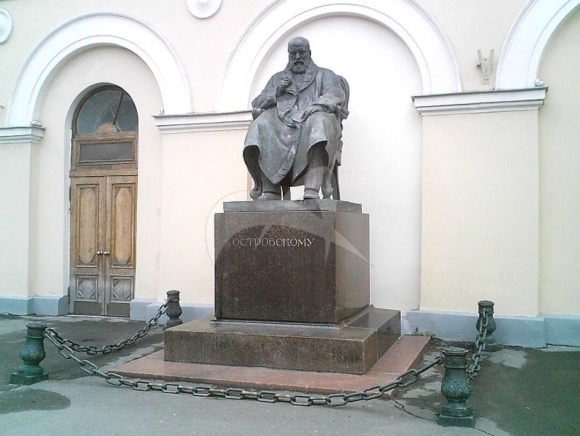 Памятник Островскому у малого театра в Москве