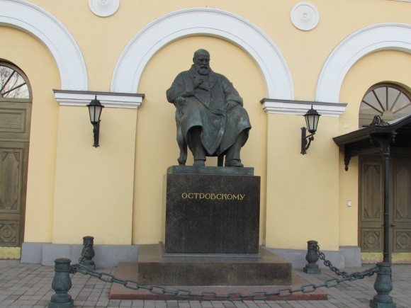 Памятник Островскому у малого театра в Москве