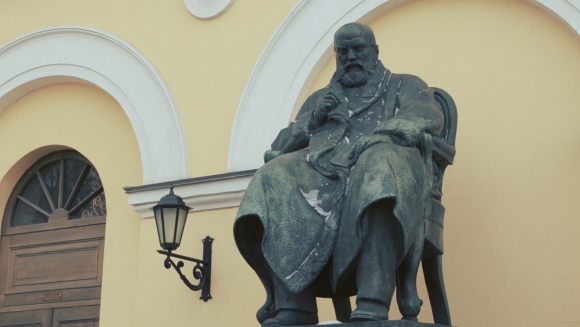 Памятник Островскому у малого театра в Москве