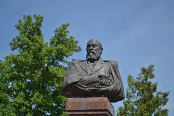 Островский Александр Николаевич памятник