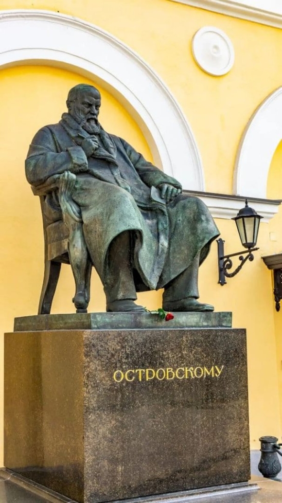 Памятник Островскому у малого театра в Москве