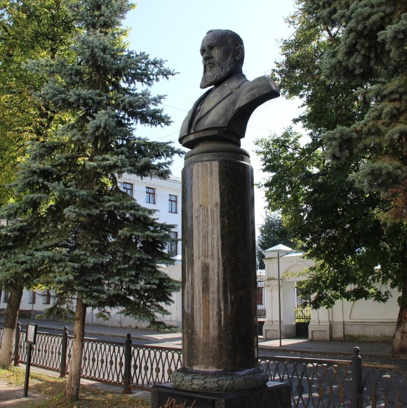Бюст Островского в Костроме