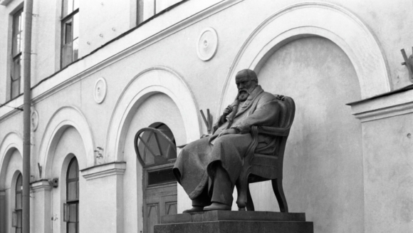 Памятник Островскому у малого театра в Москве