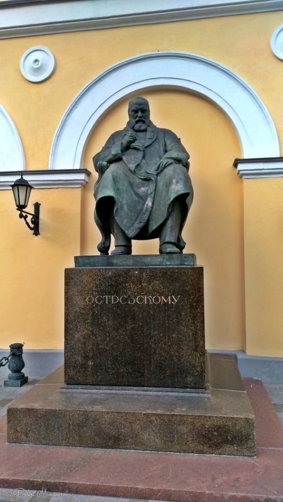 Памятник Островскому у малого театра в Москве
