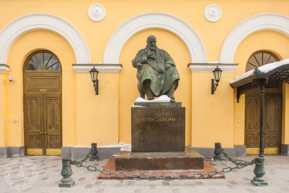 Памятник Островскому у малого театра в Москве