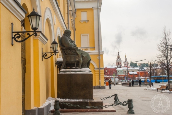 Памятник Островскому у малого театра в Москве
