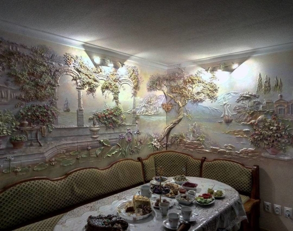 Барельеф на стене кухни