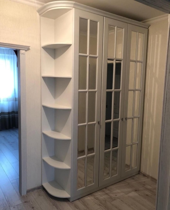 Шкаф в прихожую с боковыми полками