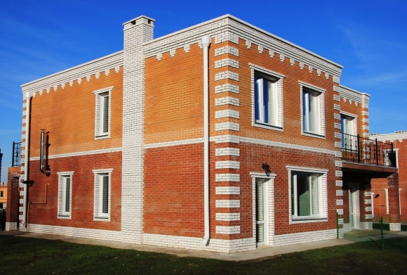Фасад дома из красного кирпича