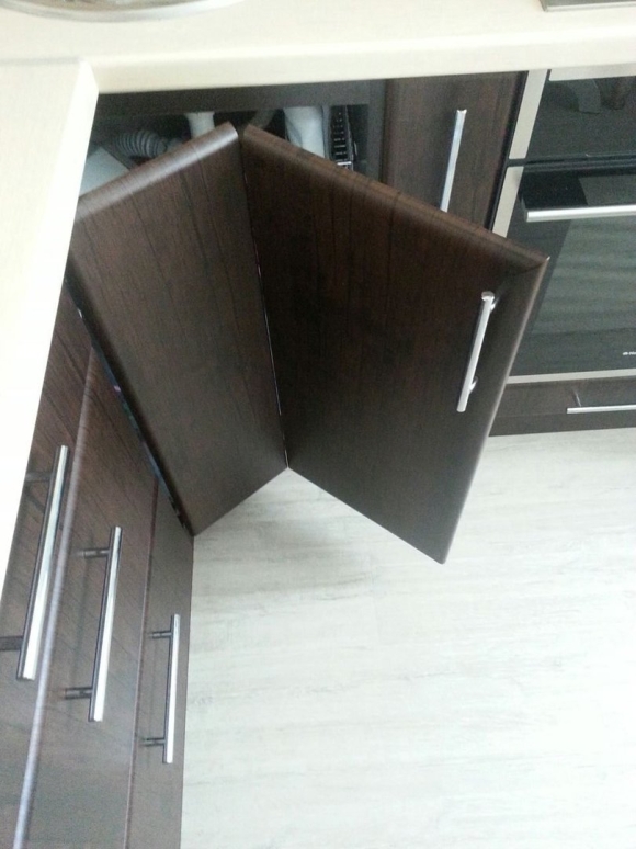 Складные дверцы на кухне