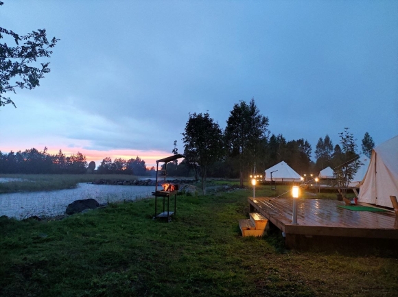 Видно озеро глэмпинг в Карелии
