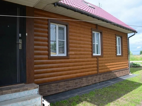 Дом обшит металлосайдингом блок Хаус