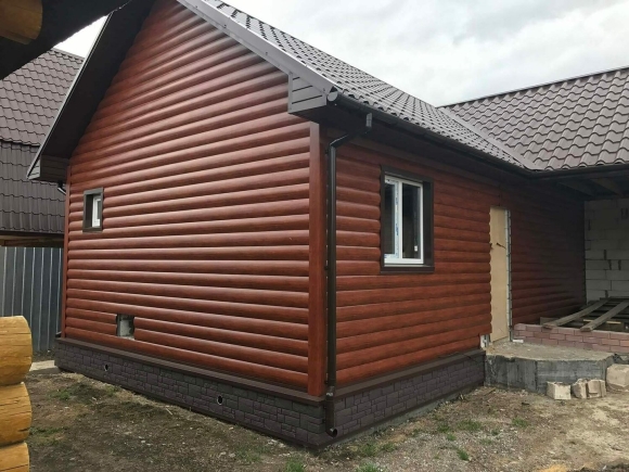 Дом обшит металлосайдингом блок Хаус