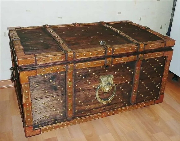 Антикварный сундук