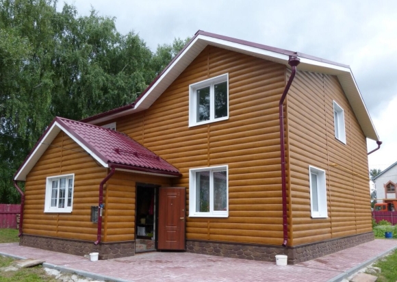 Дом обделан блок хаусом