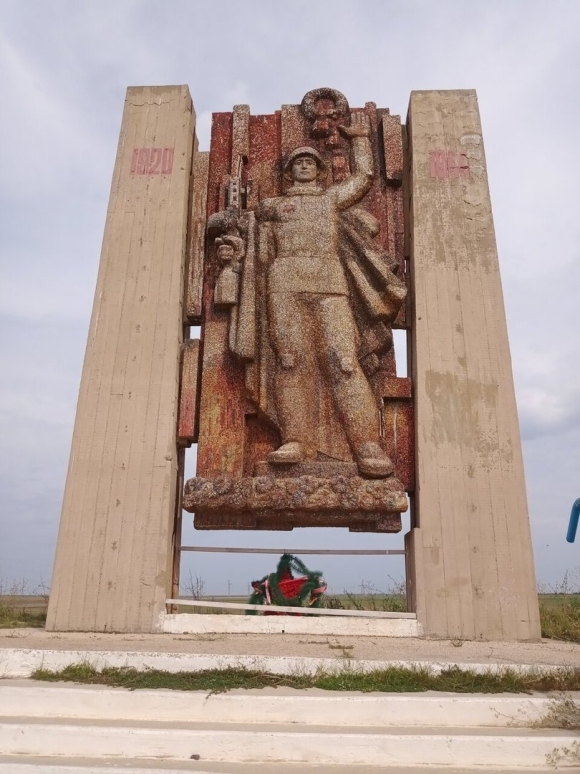Памятники в Армянске Крым