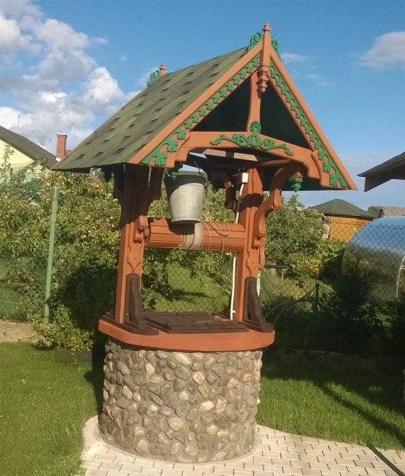 Украшение колодца на даче