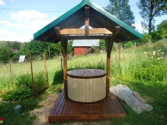 Красивый домик для колодца