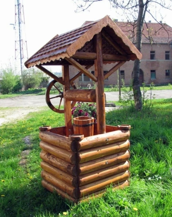 Деревянный колодец декоративный