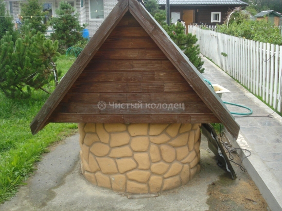 Красивый домик для колодца
