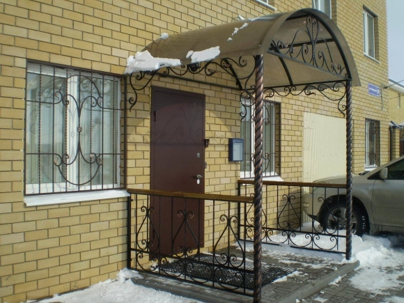 Козырек для крыльца