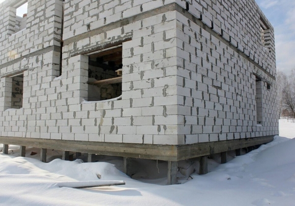 Дом из газоблока на жб сваях