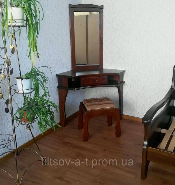 Угловой туалетный столик для спальни