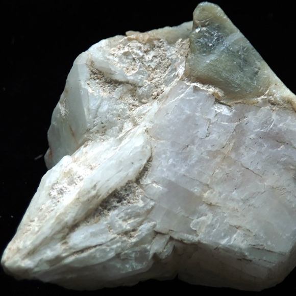 Доломит окварцованный камень