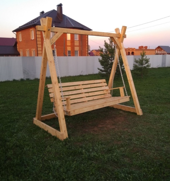 Деревянная качеля для дачи