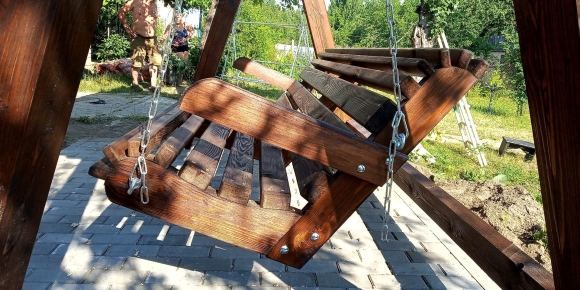 Беседка с качелями из дерева