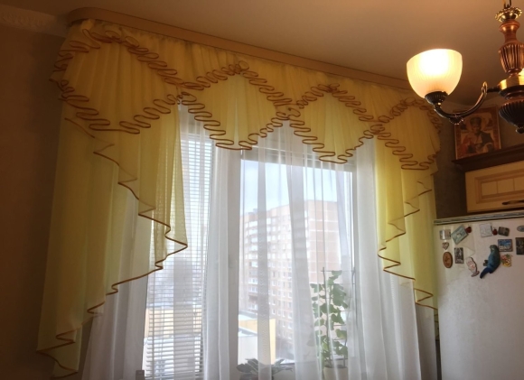 Шторы с ламбрекеном на кухню