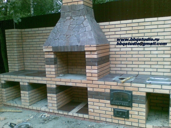 Уличный кирпичный мангал
