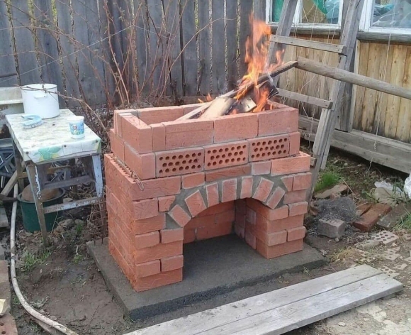 Стационарный кирпичный мангал