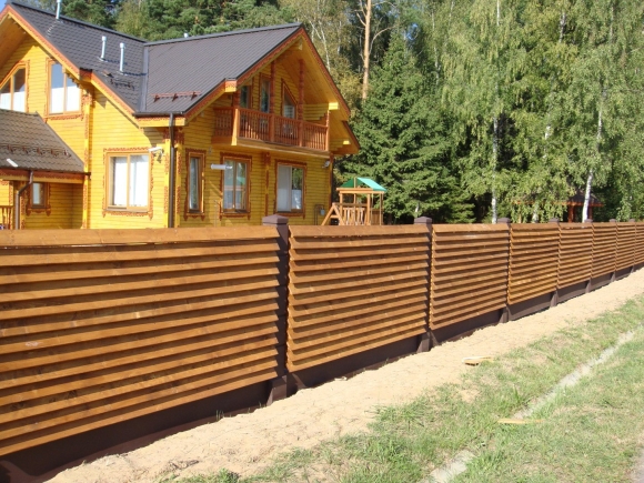 Современный деревянный забор