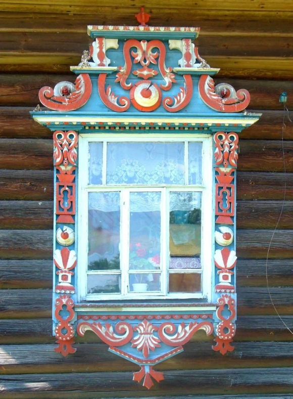 Русская изба с резными наличниками