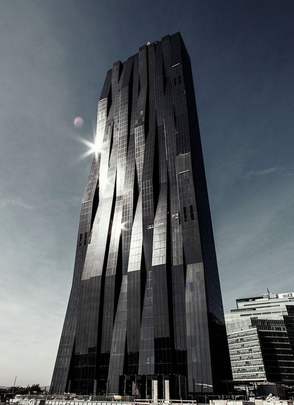 DC Towers Доминик Перро
