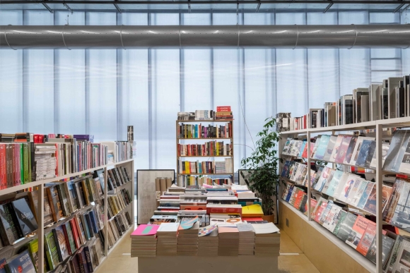 Книжная выставка на стеллаже